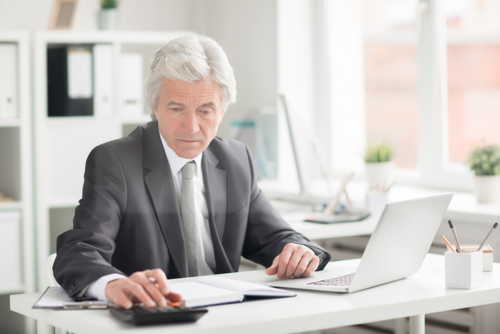 Tout chef d’entreprise connaît la différence entre un salaire brut et un salaire net, pour ses salariés et la propre rémunération du dirigeant. Mais optimiser les revenus d’un entrepreneur suppose de dépasser cette approche basée sur les seules charges sociales, en intégrant au salaire net les prélèvements sociaux mais aussi fiscaux.